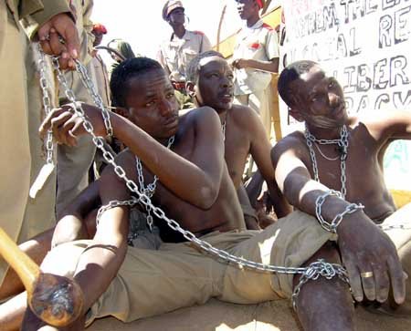 100 Jahre nach Beginn des Aufstands, im Jahre 2004, stellten Herero in einer Gedenkzeremonie die Behandlung ihrer Vorfahren nach. Fotos: dpa