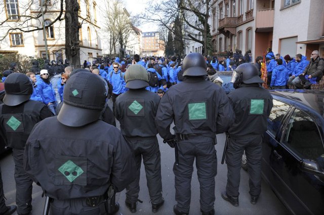 Einheitliche Anzüge wie bei dieser Blockupy-Demonstration in Frankfurt können nach dem neuen Gesetz verboten werden.