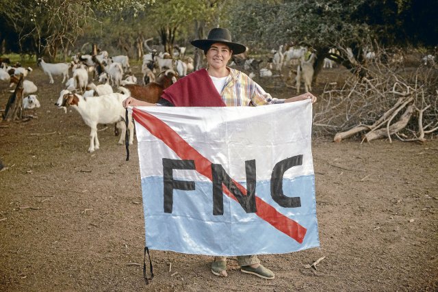 Mariela Soto mit der Fahne der Frente Nacional Campesino (FNC), des Dachverbands der Kooperativen