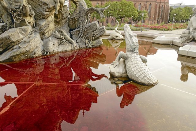 Rot gefärbtes Wasser erinnert an den Tod von Manuel F. vor zehn Jahren im Neptunbrunnen. Regelmäßig sterben Menschen in psychischen Krisen durch polizeiliches Handeln.