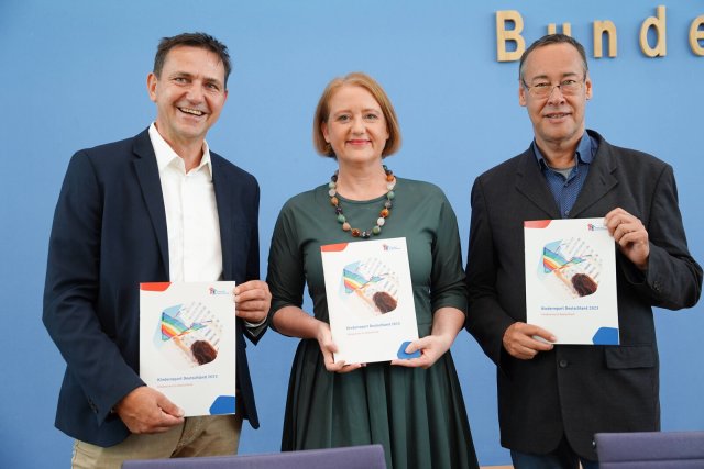 Holger Hofmann, Geschäftsführer des Kinderhilfswerks, Familienministerin Lisa Paus und Thomas Krüger, Präsident des Hilfswerks präsentieren den Kinderreport 2023.