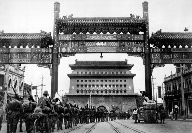 Japanische Truppen haben im August 1937 Beijing besetzt.