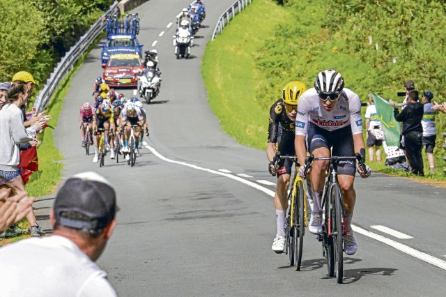 Tadej Pogačar und Jonas Vingegaard (v.r.) lassen die gesamte Konkurrenz in den Bergen der Tour de France hinter sich.