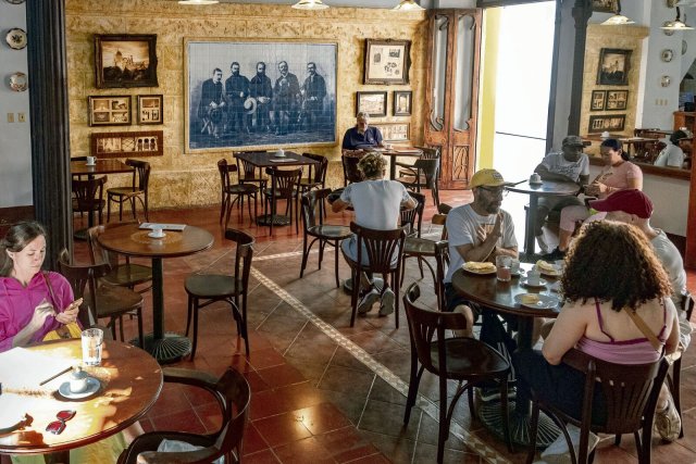 Das Café »Columnata Egipciana« in Alt-Havannas Mercaderes-Straße besitzt heute Lissabon-Flair. Hier verkehrte einst der portugiesische Schriftsteller und Konsul Eça de Queiroz (1845–1900)