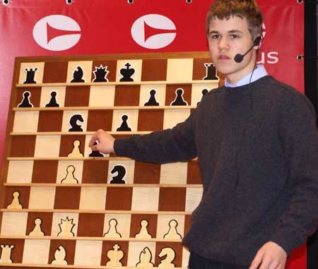 Zwei Sieger: Magnus Carlsen ...