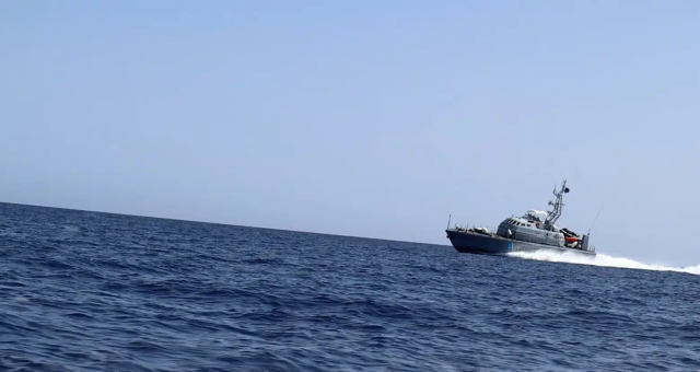 Aus der EU finanziertes libysches Patrouillenboot bei der Behinderung eines Seenoteinsatzes am 7. Juli.