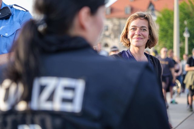 Bei einer Demonstration in Dresden hatte die Landtagsabgeordnete Juliane Nagel noch gut Lachen, wenige Tage später in Leipzig wurde die Polizei ihr gegenüber handgreiflich.