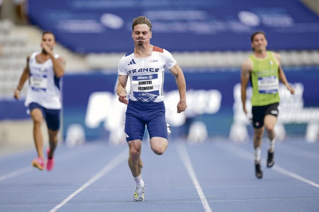 Sprinter Dimitri Jozwicki (M.) gehört bei den Paralympics 2024 in Paris zu Frankreichs Hoffnungsträgern.