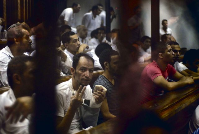 Ägyptische Aktivisten während ihres Prozesses in Kairo. Ihnen werden Angriffe auf Polizei und Armee im Dezember 2011 vorgeworfen.