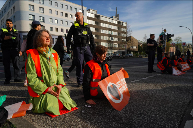 Marion Fabian (links), Aktivistin der Letzten Generation, bei einer Straßenblockade