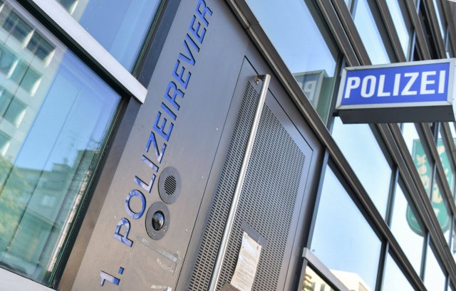 Die rechtsextreme Chatgruppe aus dem 1. Frankfurter Polizeirevier sorgt weiter für Ärger.