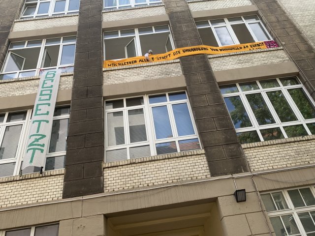 Verschanzt im zweiten Stock: Aktivist*innen besetzen das Hinterhaus in der Hermannstraße 48.