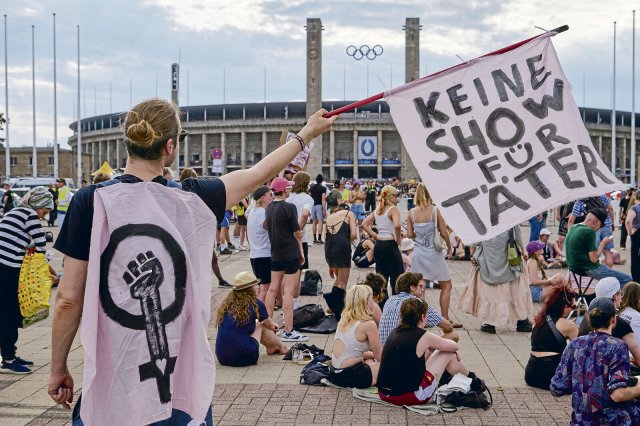 Keine Show für Täter: Demonstrierende wollen die Konzerte der Band Rammstein im Olympiastadion verhindern.