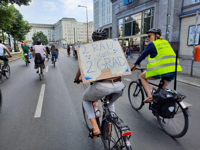 Zum vierten Mal radelte eine Montagsdemo durch den Kiez und machte auf fehlende Fahrrad-Infrastruktur aufmerksam – diesmal vom Ostkreuz zum Frankfurter Tor.