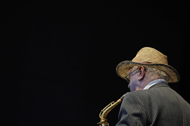 Saxophonist Ernst-Ludwig Petrowsky bei einem Konzert in Jena im August 2008
