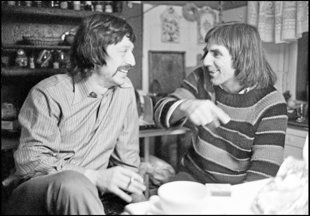 Was war denn los in Ostberlin? Wolf Biermann unterhält sich mit Rudi Dutschke in seiner Wohnung in der Chausseestraße, 1968