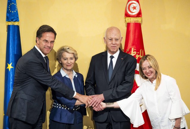 Handshake am Sonntag in Tunis: Die EU besiegelt Kooperation mit Tunesien und ignoriert brutale Menschenrechtsverletzungen.