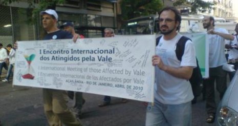 Demonstration gegen den Konzern vor der Zentrale in Rio de Janeiro