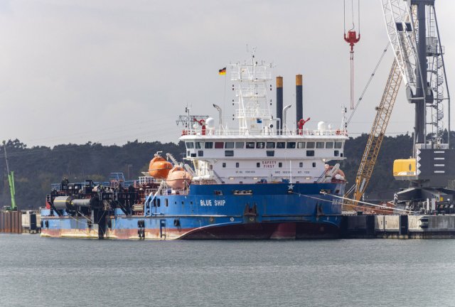 Das »Blue Ship« der Klimastiftung MV im Faehrhafen Mukran. Der Frachter wurde 2021 von der Stiftung erworben, um die Gaspipeline Nord Stream 2 trotz der internationalen Sanktionen fertigzustellen.