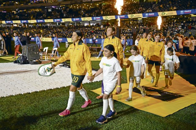 Australiens Fußballerinnen um Starspielerin Sam Kerr (l.) kritisierten vor der Heim-WM das immer noch große Gefälle bei der Bezahlung im Vergleich zu den männlichen Kollegen.