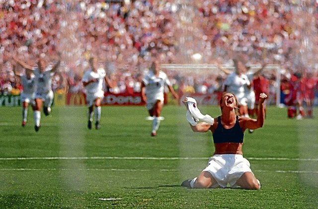 Ein Bild, das um die Welt ging: Brandi Chastain schoss die USA 1999 zum WM-Titel.