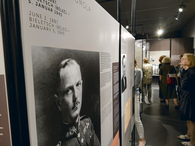 In der Ausstellung »Die tschechischen Opfer von Plötzensee«, links im Bild der 1943 hingerichtete Brigadegeneral Bedřich Homola