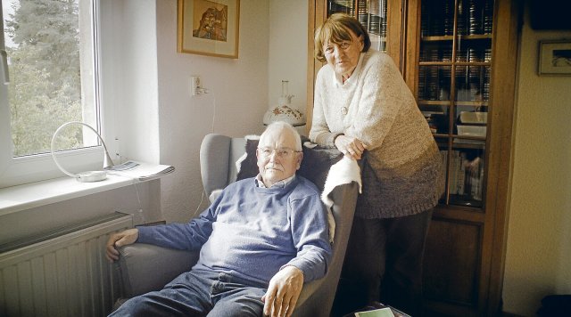 Der Fotograf Heinz Lehmbäcker (mit Frau Hannah) in ihrem Haus in Berlin-Schmöckwitz. Lehmbäcker illustrierte einst Johnsons Prosa.