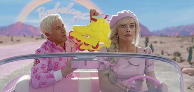 Die stereotype Barbie (Margot Robbie) und der stereotype Ken (Ryan Gosling) auf dem Weg zur realen Welt