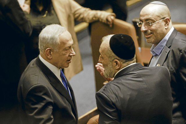 Der israelische Ministerpräsident Benjamin Netanjahu spricht mit einem seiner wichtigsten Partner, Arje Deri, Vorsitzender der ultraorthodoxen Schas-Partei, bei der Vereidigung der neuen rechtsgerichteten Regierung Israels in der Knesset.