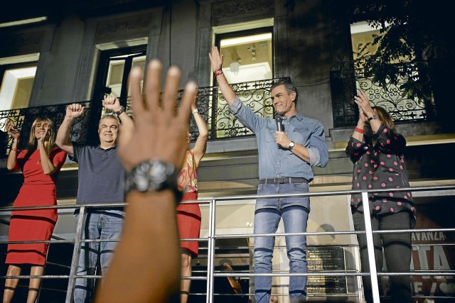 Besser als erwartet: Pedro Sánchez, PSOE-Vorsitzender und Ministerpräsident, begrüßt seine Anhänger nach der Wahl vor der Parteizentrale.