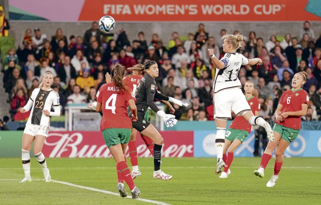 Alexandra Popp (2.v.r.) köpfte die deutschen Fußballerinnen gegen Marokko mit ihrem Führungstreffer ins Turnier – und ließ auch noch ihr zweites Tor folgen.