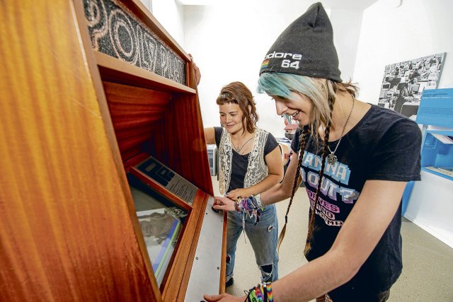 Zeitloser Klassiker: Zwei Besucherinnen vergnügen sich im Computerspielemuseum am DDR-Automaten »Poly-Play«.