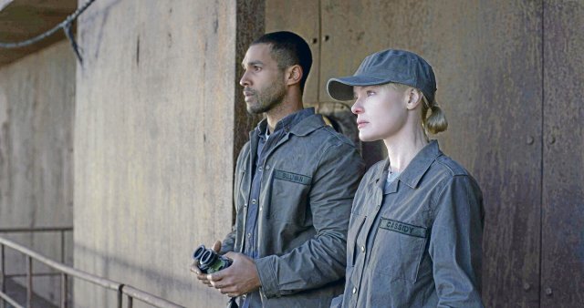 Corporal Cassidy (Kate Bosworth) und Sullivan (Lucien Laviscount) verrichten auf einem völlig isolierten Militärposten ihren Dienst.