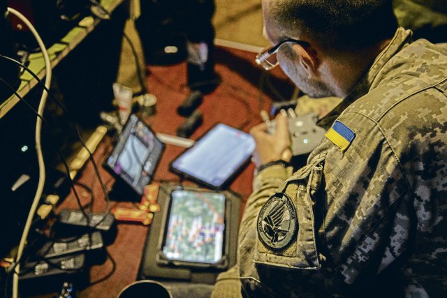 Ein Soldat der Ukraine kontrolliert die Aufklärung mithilfe von Drohnen.