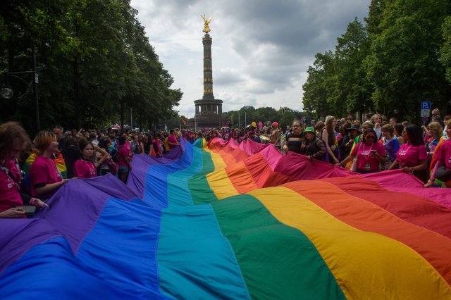 Kolumne »Red Flag«: Pride sollte ein Protest sein, keine Party