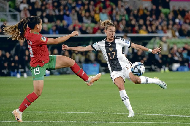 Das Fehlen von Felicitas Rauch (r.), auch im WM-Auftaktspiel gegen Marokko eine Bank, reißt ein noch größeres Loch in der DFB-Defensive.