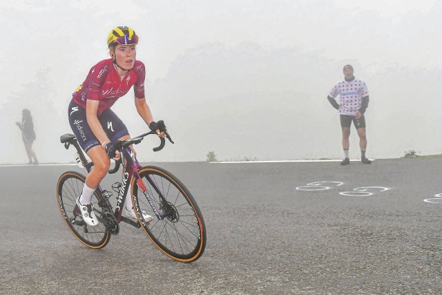 Solistin auf dem Pyrenäengipfel: Von Nebel umhüllt fuhr Demi Vollering am schnellsten den Tourmalet hoch.