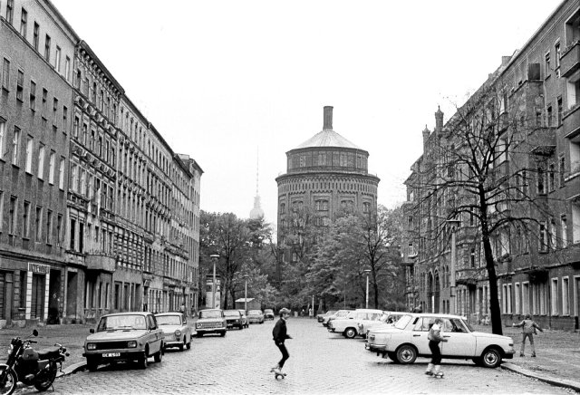 Die Rykestraße 1988: Um den Abriss zu verhindern, wurden extra leerstehende Wohnungen bezogen.