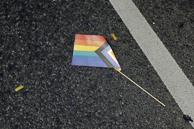 Die Pride-Flagge am Boden: Das vermeintlich progressive Berlin hat große Probleme mit queerfeindlicher Gewalt.