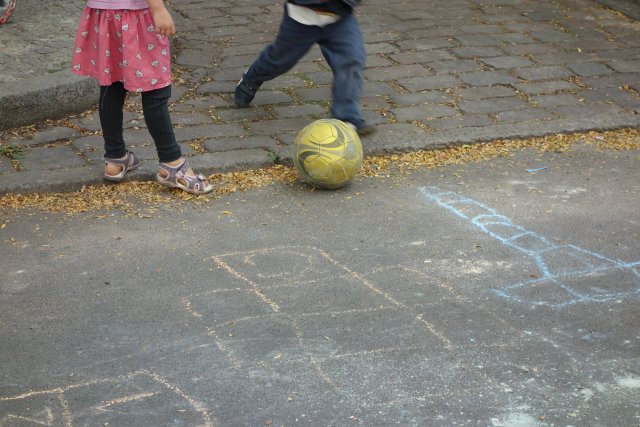 Platz zum Kicken: Zwei Kinder spielen auf einer temporären Spielstraße in Berlin.