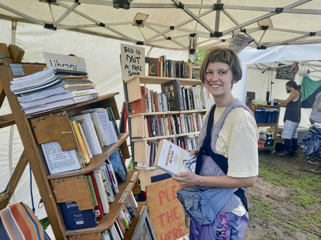 Rita Tesch, Sprecherin von Ende Gelände, im Bücherzelt des Klimacamps. Hier geht es schließlich um Weiterbildung.