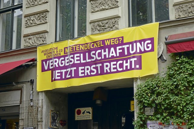 Ganz Berlin hasst die Deutsche Wohnen? Zumindest in einigen Bezirken kann das so erscheinen. Hier ein Soli-Transparent an einem Kreuzberger Wohnhaus, Juli 2022