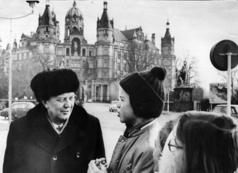 Aus dem Nichts aufgetaucht: Wladimir Ischin 1976 mit Sch&#252;lern vor dem Schloss in der DDR-Bezirksstadt Schwerin