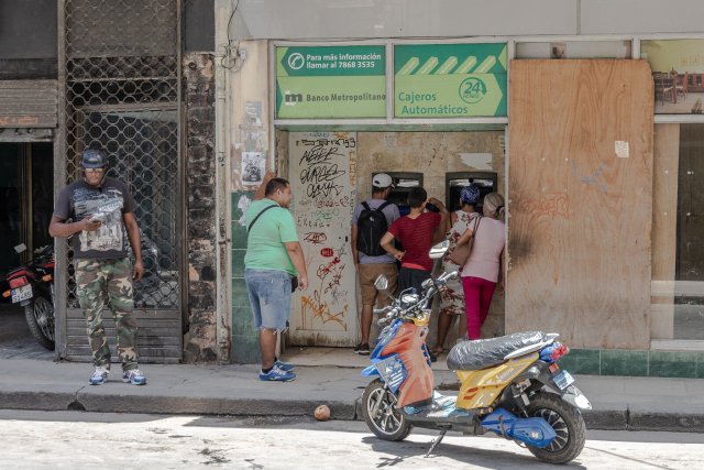 Auch diese Geldautomaten in Havanna-Mitte sollen künftig nur noch Privatpersonen die Abhebung größerer Summen ermöglichen.