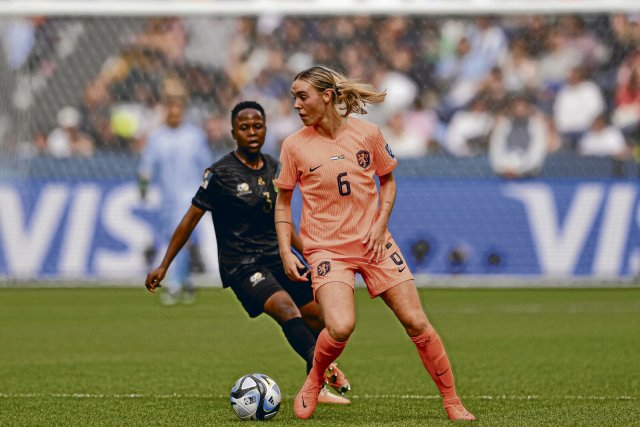 Alles im Blick: Die Niederländerin Jill Roord (r.) brachte ihre Mannschaft mit dem Führungstreffer gegen Südafrika auf den Weg ins Viertelfinale.