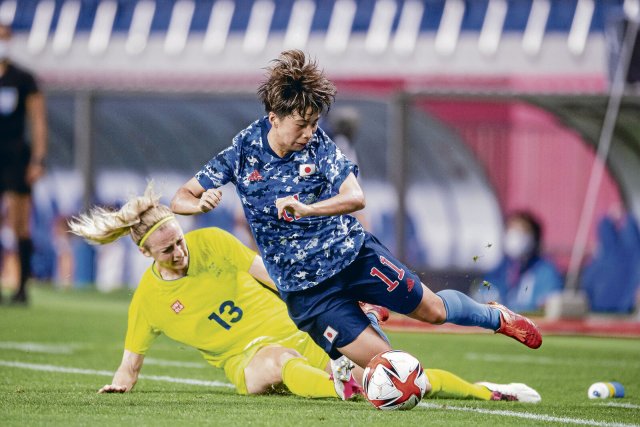 Schwedens Fußballerinnen um Amanda Ilestedt (l.) wollen Mina Tanaka und ihren Japanerinnen die Spielfreude nehmen. Das gelang zuletzt im Viertelfinale bei Olympia.