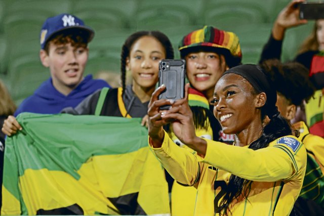 Weibliche Fußballstars wie Cheyna Matthews vom Team Jamaikas, hier beim Selfie-Schießen mit Fans bei der WM im australischen Perth, sind neue Role Models für Mädchen.