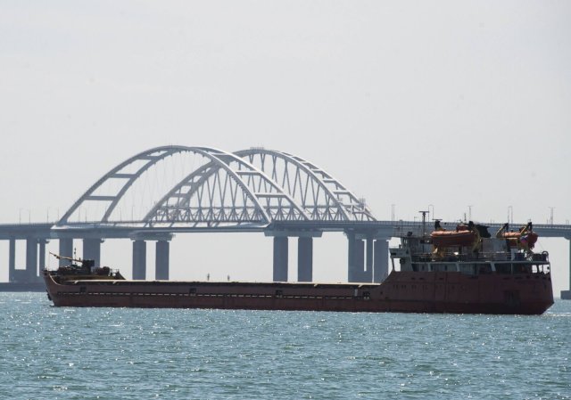 Ein russischer Frachter an der Krim-Brücke. Geht es nach Kiew, gibt es im Schwarzen Meer bald keine russischen Schiffe mehr.