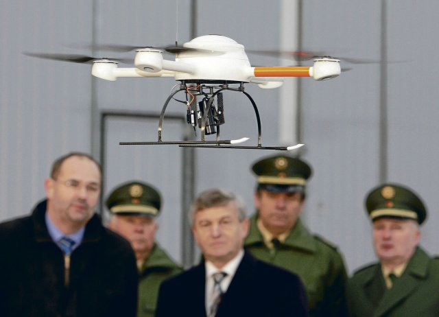 In der Mitte Sachsens ehemaliger Innenminister Buttolo (CDU) 2008 bei der Übernahme der ersten Drohne durch die Polizei in Dresden