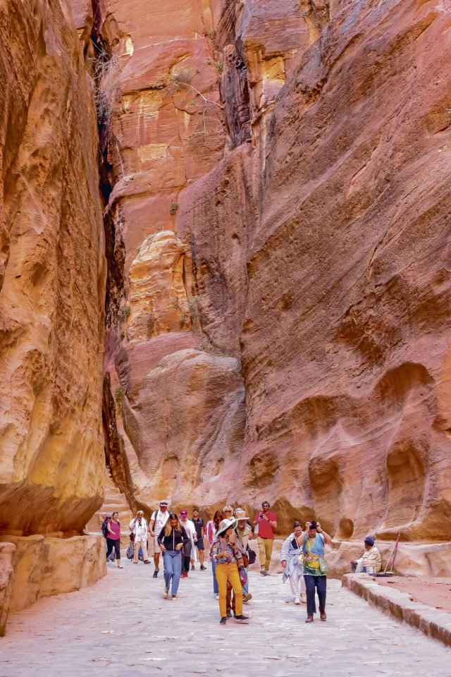 Ziemlich einzigartig: Touristen in der 70 Meter hohen Siq-Felsschlucht